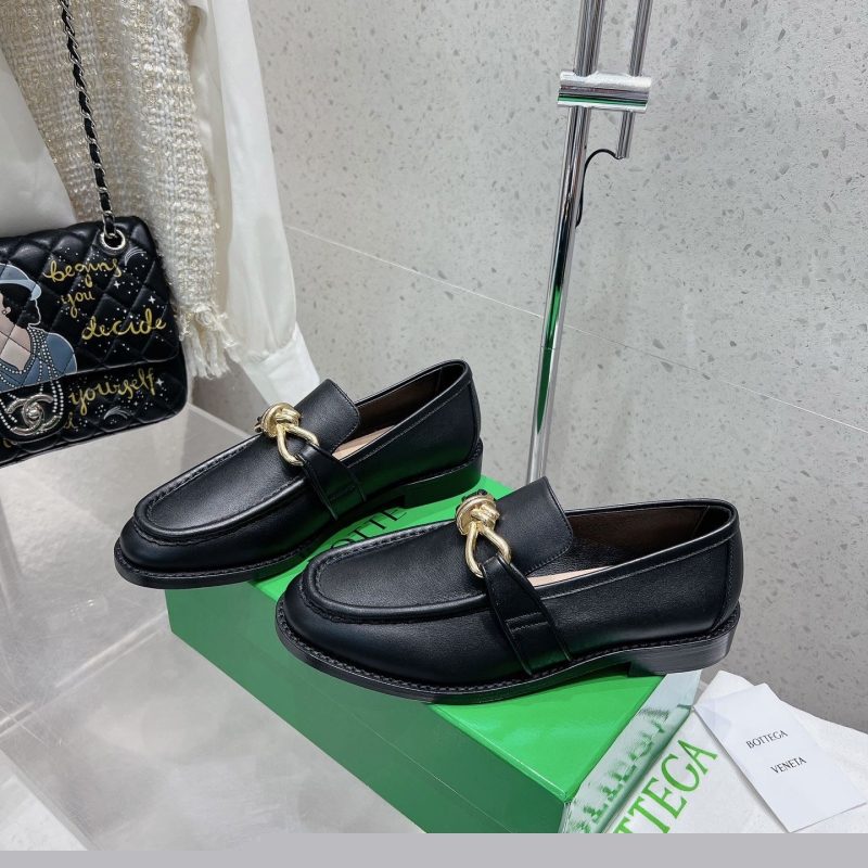 bo*te*ga Ve*ne*ta leather shoes